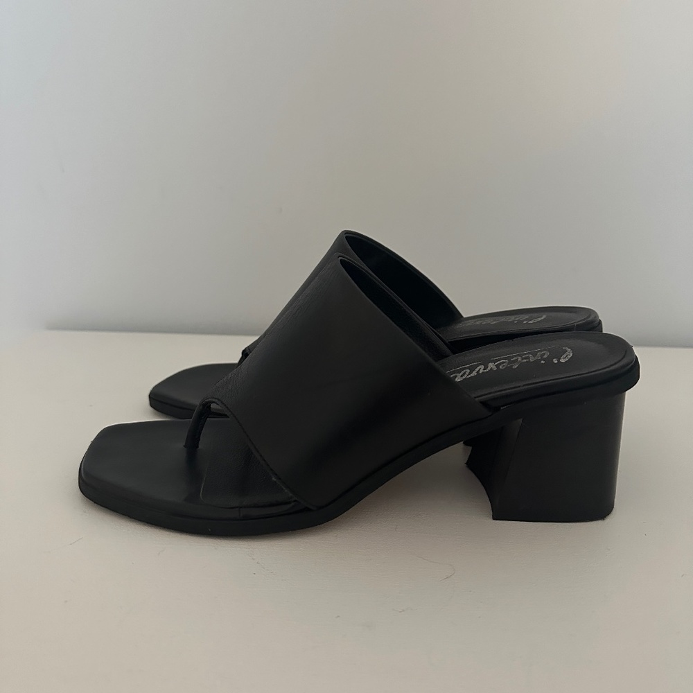 L’intervalle black leather heel sandals